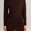 Rochie mini cu umeri decupați Mira Modal, culoare maro ciocolată