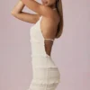 Rochie mini cu volane, fără spate și cu gât halter, de culoare ivoriu, marca Tarryn Rochie mini cu volane, fără spate și cu gât halter, de culoare ivoriu, marca Tarryn