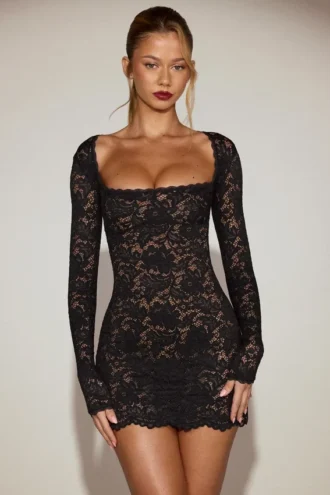 Rochie mini Darla din dantelă transparentă cu margini festonate și mâneci lungi, în culoarea neagră