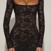 Rochie mini Darla din dantelă transparentă cu margini festonate și mâneci lungi, în culoarea neagră Rochie mini Darla din dantelă transparentă cu margini festonate și mâneci lungi, în culoarea neagră