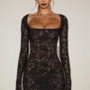 Rochie mini Darla din dantelă transparentă cu margini festonate și mâneci lungi, în culoarea neagră Rochie mini Darla din dantelă transparentă cu margini festonate și mâneci lungi, în culoarea neagră