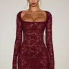 Rochie mini Darla din dantelă transparentă cu margini festonate și mâneci lungi, în roșu vin Rochie mini Darla din dantelă transparentă cu margini festonate și mâneci lungi, în roșu vin