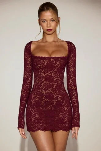 Rochie mini Darla din dantelă transparentă cu margini festonate și mâneci lungi, în roșu vin