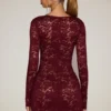 Rochie mini Darla din dantelă transparentă cu margini festonate și mâneci lungi, în roșu vin Rochie mini Darla din dantelă transparentă cu margini festonate și mâneci lungi, în roșu vin
