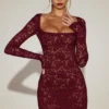 Rochie mini Darla din dantelă transparentă cu margini festonate și mâneci lungi, în roșu vin Rochie mini Darla din dantelă transparentă cu margini festonate și mâneci lungi, în roșu vin