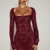 Rochie mini Darla din dantelă transparentă cu margini festonate și mâneci lungi, în roșu vin Rochie mini Darla din dantelă transparentă cu margini festonate și mâneci lungi, în roșu vin