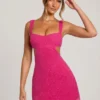Rochie mini decupată Emilion cu ornamente, în culoarea fucsia Rochie mini decupată Emilion cu ornamente, în culoarea fucsia
