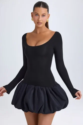 Rochie mini Delphi din modal, cu decolteu rotund, talie coborâtă și tiv bufant, în culoarea neagră