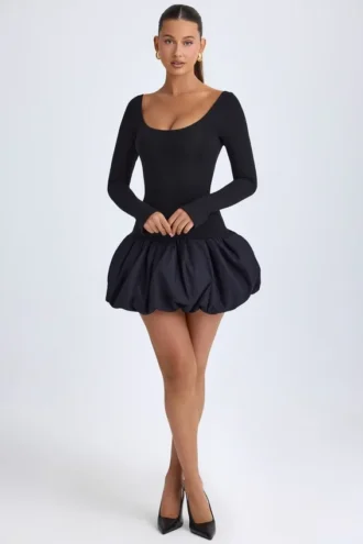 Rochie mini Delphi din modal, cu decolteu rotund, talie coborâtă și tiv bufant, în culoarea neagră