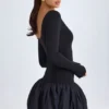 Rochie mini Delphi din modal, cu decolteu rotund, talie coborâtă și tiv bufant, în culoarea neagră