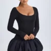 Rochie mini Delphi din modal, cu decolteu rotund, talie coborâtă și tiv bufant, în culoarea neagră
