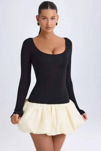Rochie mini Delphi din modal, cu decolteu rotund, talie coborâtă și tiv bufant, în culoarea vanilie