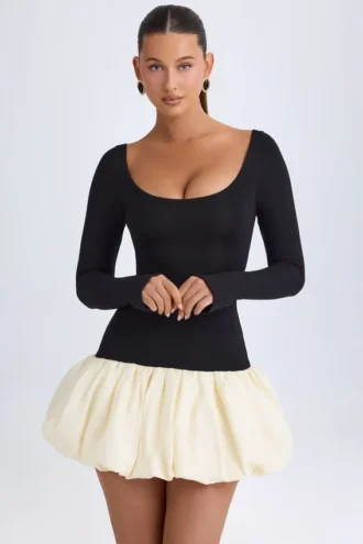 Rochie mini Delphi din modal, cu decolteu rotund, talie coborâtă și tiv bufant, în culoarea vanilie