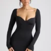 Rochie mini Demelza cu mâneci lungi și decolteu în formă de inimă, în culoarea neagră