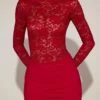 Rochie mini din dantelă transparentă cu gât barcă Eirlys, în roșu intens Rochie mini din dantelă transparentă cu gât barcă Eirlys, în roșu intens