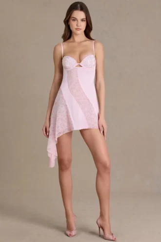 Rochie mini din satin cu cupe și ornamente Celestia, în roz pal