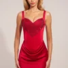 Rochie mini din satin Ellis cu decolteu în formă de inimă și croi în A, în roșu trandafiriu Rochie mini din satin Ellis cu decolteu în formă de inimă și croi în A, în roșu trandafiriu