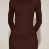 Rochie mini drapată cu guler barcă din jersey moale Briallen, în culoarea ciocolatiu Rochie mini drapată cu guler barcă din jersey moale Briallen, în culoarea ciocolatiu