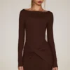 Rochie mini drapată cu guler barcă din jersey moale Briallen, în culoarea ciocolatiu Rochie mini drapată cu guler barcă din jersey moale Briallen, în culoarea ciocolatiu