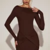 Rochie mini drapată cu guler barcă din jersey moale Briallen, în culoarea ciocolatiu Rochie mini drapată cu guler barcă din jersey moale Briallen, în culoarea ciocolatiu