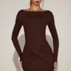 Rochie mini drapată cu guler barcă din jersey moale Briallen, în culoarea ciocolatiu Rochie mini drapată cu guler barcă din jersey moale Briallen, în culoarea ciocolatiu