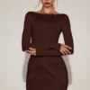Rochie mini drapată cu guler barcă din jersey moale Briallen, în culoarea ciocolatiu Rochie mini drapată cu guler barcă din jersey moale Briallen, în culoarea ciocolatiu
