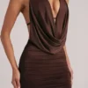 Rochie mini drapată cu guler Kael, culoare maro ciocolată Rochie mini drapată cu guler Kael, culoare maro ciocolată