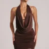 Rochie mini drapată cu guler Kael, culoare maro ciocolată Rochie mini drapată cu guler Kael, culoare maro ciocolată