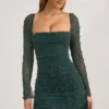 Rochie mini drapată cu guler înalt și decolteu în spate Tivoli, în verde smarald Rochie mini drapată cu guler înalt și decolteu în spate Tivoli, în verde smarald