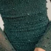 Rochie mini drapată cu guler înalt și decolteu în spate Tivoli, în verde smarald Rochie mini drapată cu guler înalt și decolteu în spate Tivoli, în verde smarald