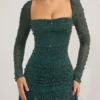 Rochie mini drapată cu guler înalt și decolteu în spate Tivoli, în verde smarald Rochie mini drapată cu guler înalt și decolteu în spate Tivoli, în verde smarald