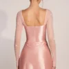 Rochie mini drapată cu mâneci lungi Clemmie, în roz pudrat Rochie mini drapată cu mâneci lungi Clemmie, în roz pudrat