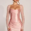 Rochie mini drapată cu mâneci lungi Clemmie, în roz pudrat Rochie mini drapată cu mâneci lungi Clemmie, în roz pudrat