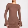 Rochie mini drapată cu mâneci lungi din modal cu nervuri Helena, culoare Mocha Rochie mini drapată cu mâneci lungi din modal cu nervuri Helena, culoare Mocha