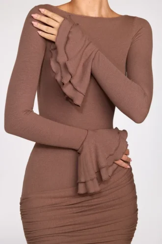 Rochie mini drapată cu mâneci lungi din modal cu nervuri Helena, culoare Mocha
