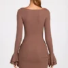 Rochie mini drapată cu mâneci lungi din modal cu nervuri Helena, culoare Mocha Rochie mini drapată cu mâneci lungi din modal cu nervuri Helena, culoare Mocha