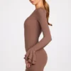 Rochie mini drapată cu mâneci lungi din modal cu nervuri Helena, culoare Mocha Rochie mini drapată cu mâneci lungi din modal cu nervuri Helena, culoare Mocha