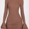Rochie mini drapată cu mâneci lungi din modal cu nervuri Helena, culoare Mocha Rochie mini drapată cu mâneci lungi din modal cu nervuri Helena, culoare Mocha