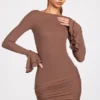 Rochie mini drapată cu mâneci lungi din modal cu nervuri Helena, culoare Mocha Rochie mini drapată cu mâneci lungi din modal cu nervuri Helena, culoare Mocha