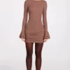 Rochie mini drapată cu mâneci lungi din modal cu nervuri Helena, culoare Mocha Rochie mini drapată cu mâneci lungi din modal cu nervuri Helena, culoare Mocha