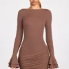 Rochie mini drapată cu mâneci lungi din modal cu nervuri Helena, culoare Mocha Rochie mini drapată cu mâneci lungi din modal cu nervuri Helena, culoare Mocha