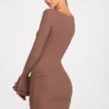 Rochie mini drapată cu mâneci lungi din modal cu nervuri Helena, culoare Mocha Rochie mini drapată cu mâneci lungi din modal cu nervuri Helena, culoare Mocha