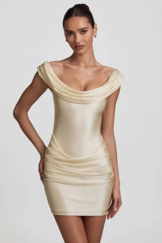 Rochie mini drapată cu umeri decupați din satin Maeve, culoare ivoriu