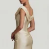 Rochie mini drapată cu umeri decupați din satin Maeve, culoare ivoriu Rochie mini drapată cu umeri decupați din satin Maeve, culoare ivoriu