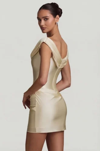 Rochie mini drapată cu umeri decupați din satin Maeve, culoare ivoriu