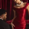 Rochie mini drapată cu umeri decupați din satin Maeve, în roșu intens Rochie mini drapată cu umeri decupați din satin Maeve, în roșu intens
