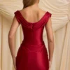 Rochie mini drapată cu umeri decupați din satin Maeve, în roșu intens Rochie mini drapată cu umeri decupați din satin Maeve, în roșu intens