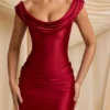 Rochie mini drapată cu umeri decupați din satin Maeve, în roșu intens Rochie mini drapată cu umeri decupați din satin Maeve, în roșu intens