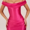 Rochie mini drapată cu umeri decupați din satin Maeve, în roz intens