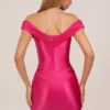 Rochie mini drapată cu umeri decupați din satin Maeve, în roz intens